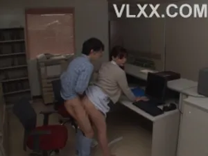 Cô gái ngực lớn gợi cảm! Ăn của quý trong phòng tắm! Mặc quần hở đáy, quan hệ từ phía sau với cái mông to và cặp vú rung chuyển, cận cảnh cô ấy ra vào…