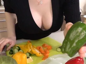 Vợ dâm đãng banh háng cho nhân viên địt