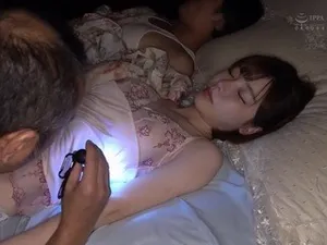 đặt camera theo dõi bạn cùng phòng và phát hiện cô ấy thủ dâm