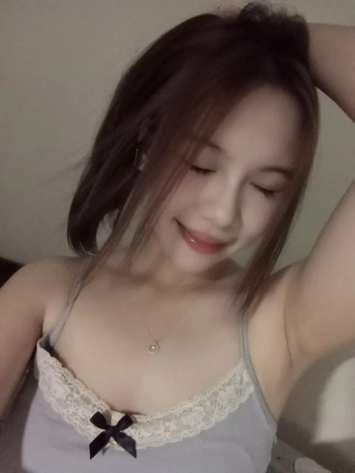 Chồng yêu đi công việc nước ngoài, Người vợ ở nhà xoạc với đám bạn của con trai