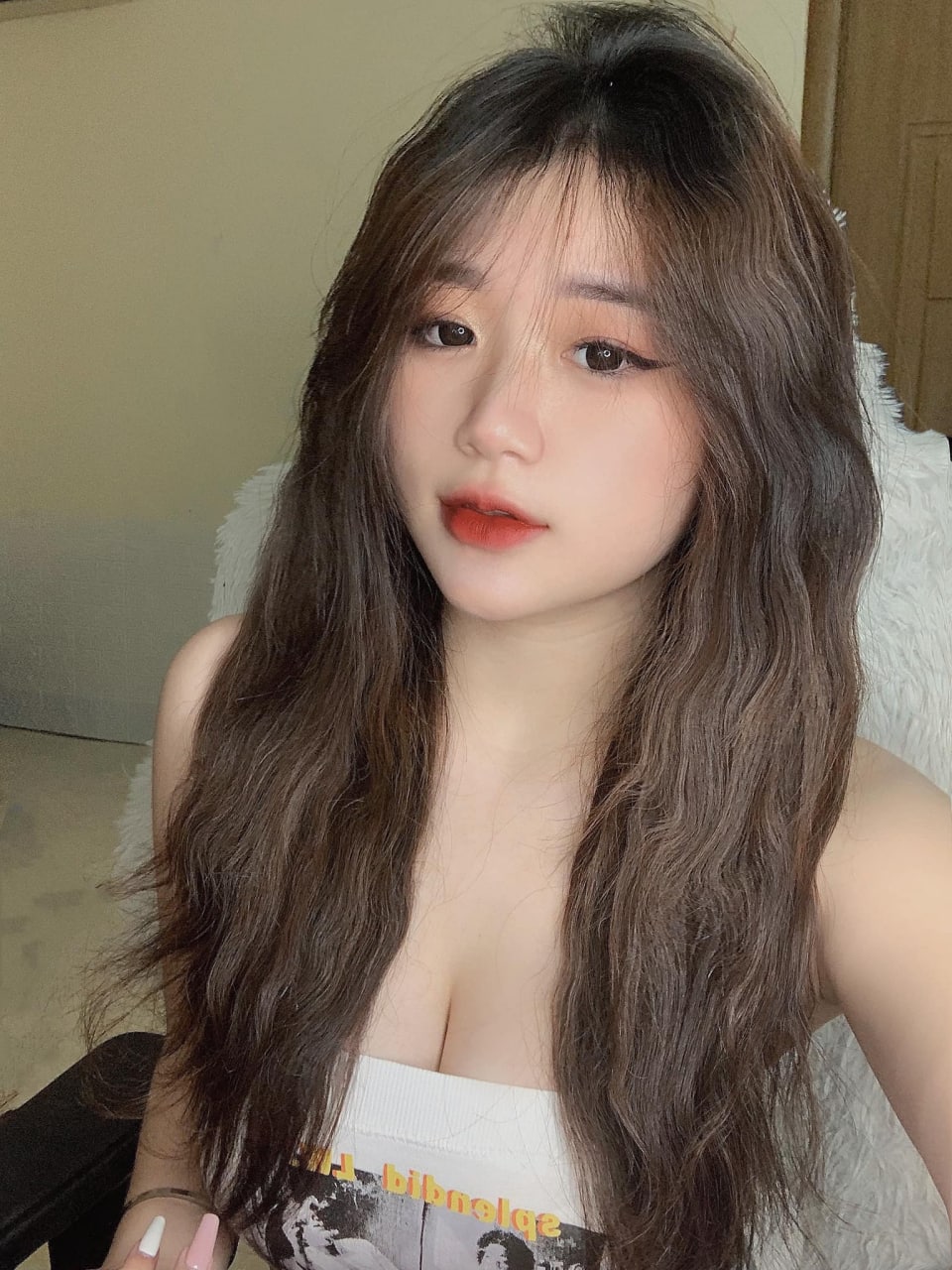 ?? [Uncensored] Một cô gái người mẫu tóc dài có ngoại hình tuyệt đẹp, đang quan hệ tình dục với bạn trai và hôn, liếm âm hộ trắng của cô ấy